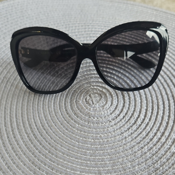 Salvatore Ferragamo Black Sunglasses - EUC Full Inclusion - Picture 3 of 12
